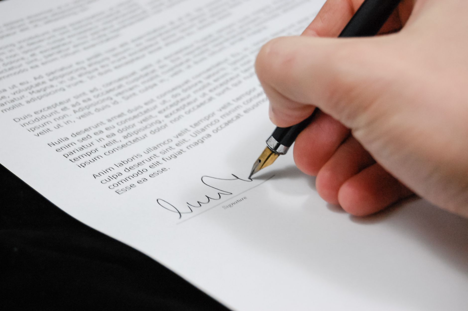 Illustration : signature d'un document diplomatique