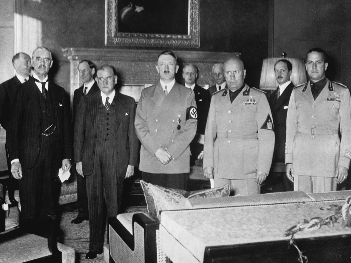 Conférence de Munich 1938 Chamberlain et Hitler - accord décevant pour Hitler