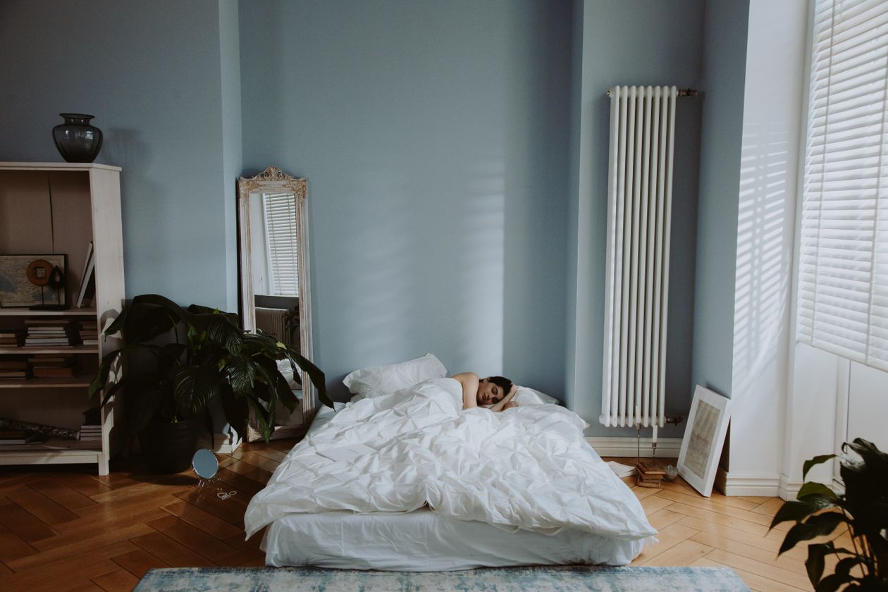 Personne dormant paisiblement dans un lit avec une lumière douce