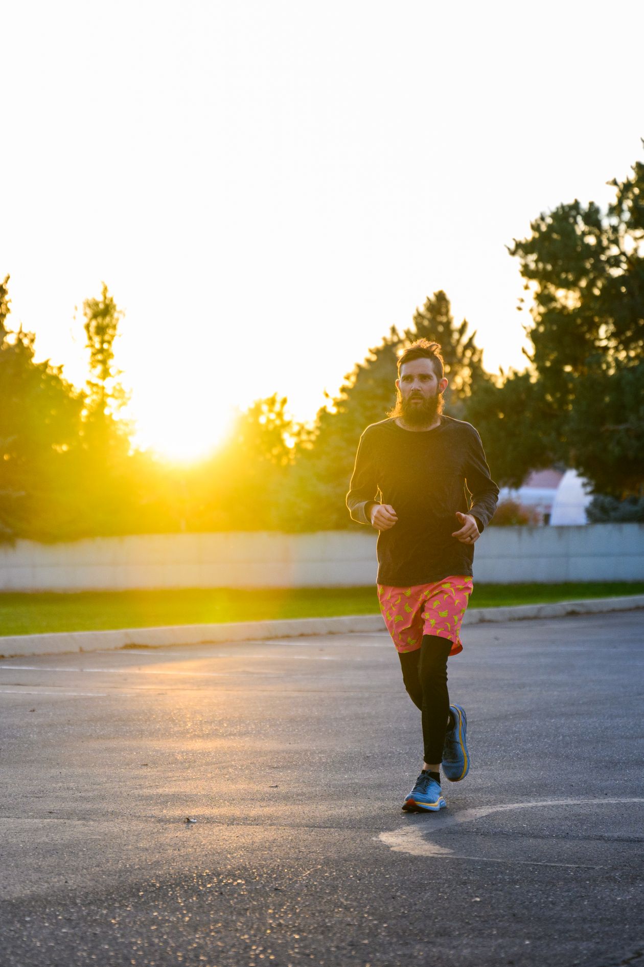Homme faisant du jogging au lever du soleil, symbole d'un mode de vie sans tabac