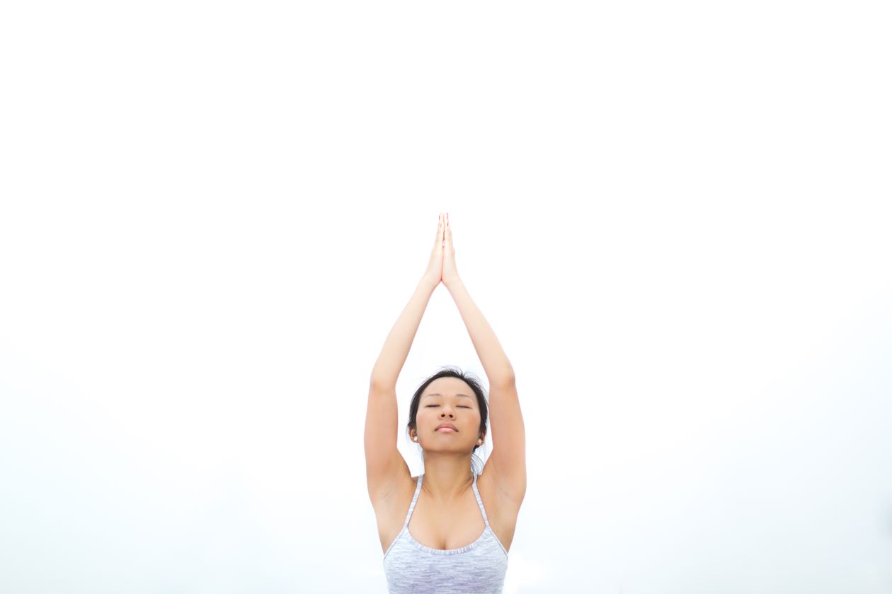Personne pratiquant une séance de relaxation et de respiration en extérieur