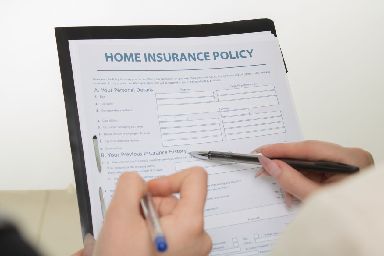 Document d'assurance habitation en cours de lecture