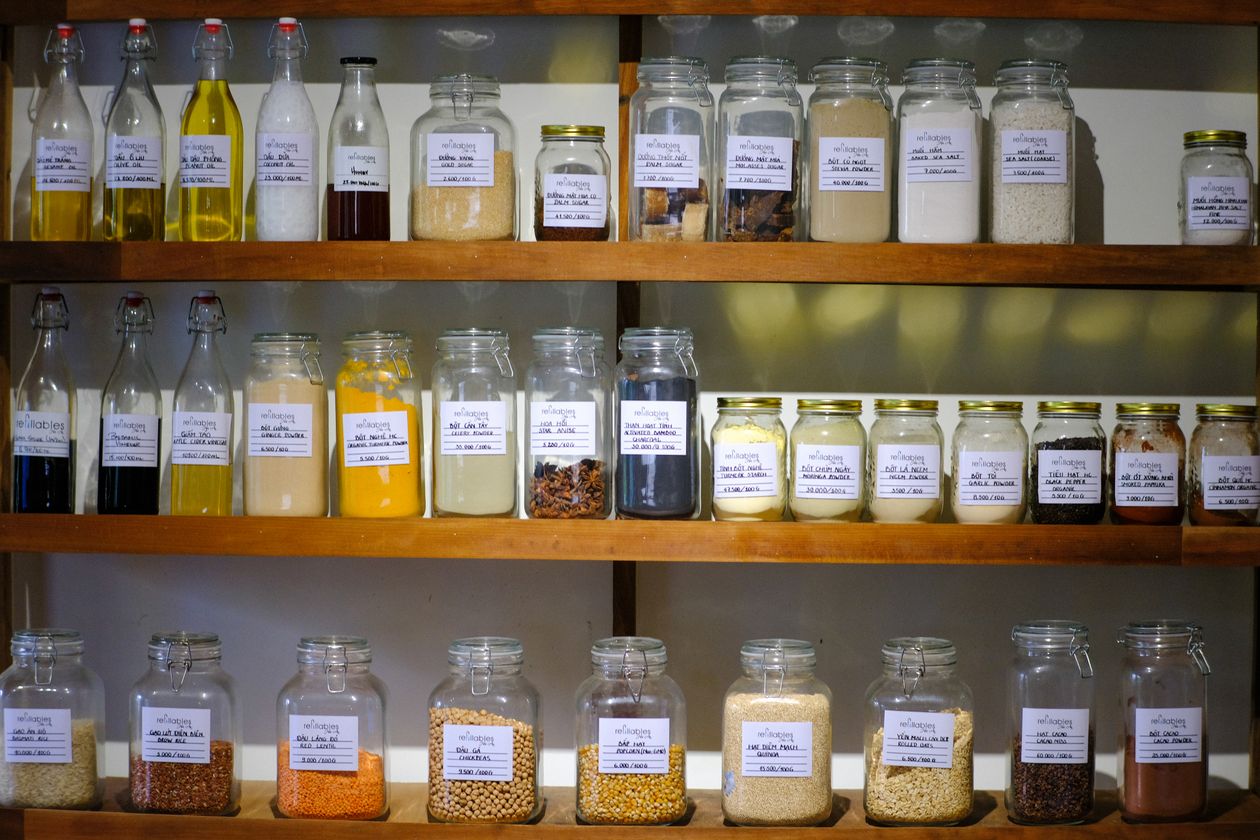 Vinaigre de fruits maison dans différentes bouteilles et bocaux en verre