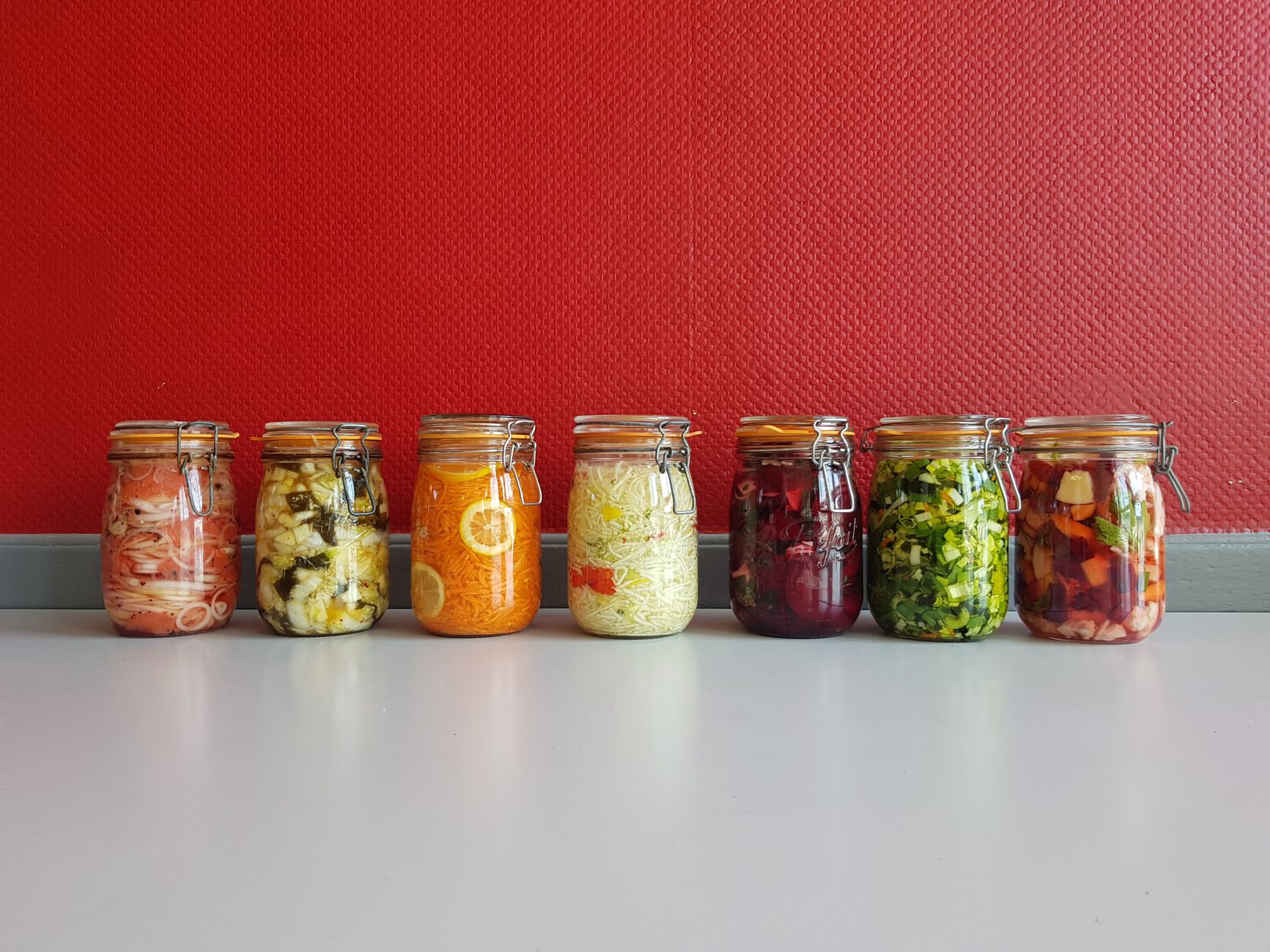 Matériel nécessaire pour faire du vinaigre de fruit maison : bocal en verre, fruits, et ustensiles