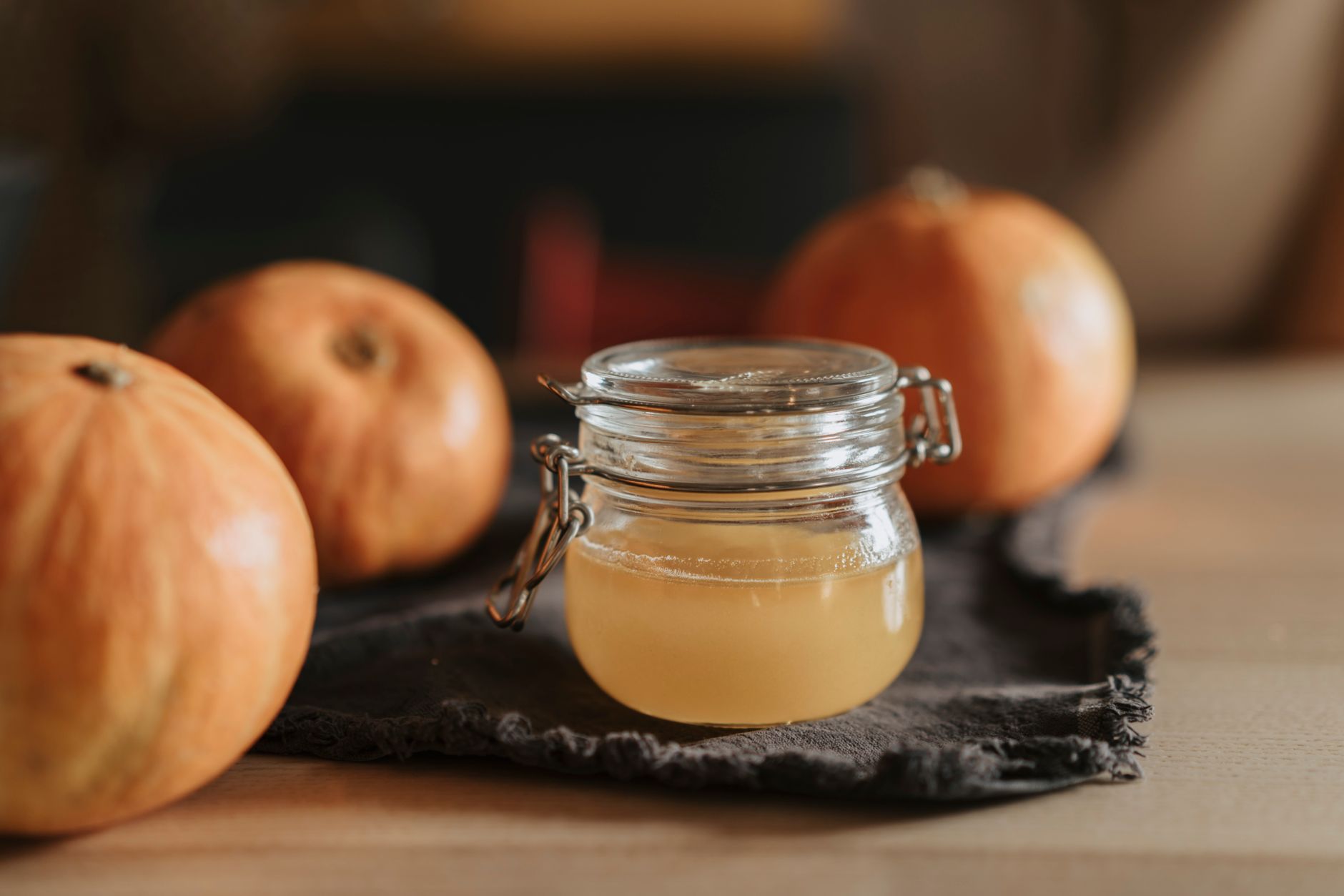 Processus de fermentation du vinaigre de fruit dans des bocaux en verre