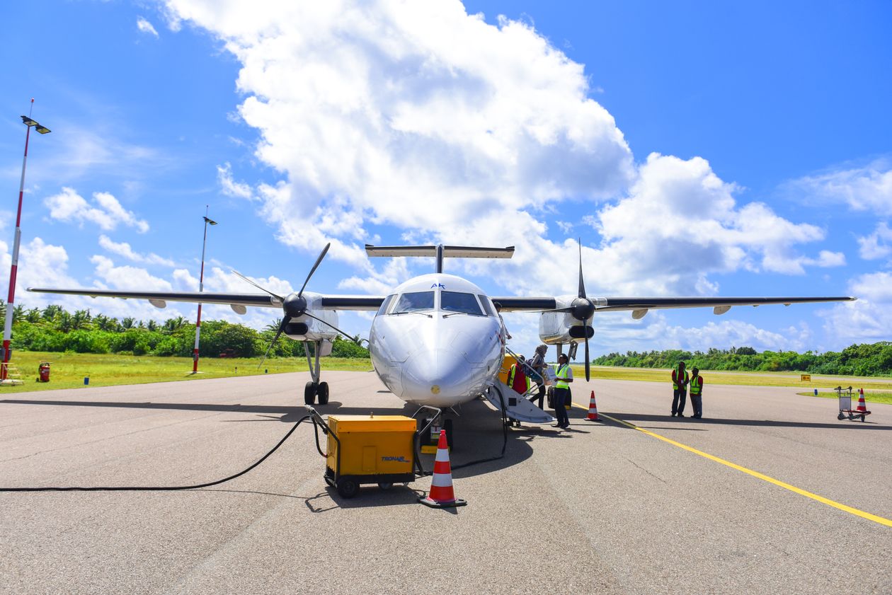 Avion au sol sur le tarmac d'un aéroport avec passagers embarquant