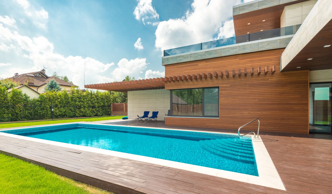 Piscine de jardin sous un ciel bleu avant l'arrivée de l'hiver