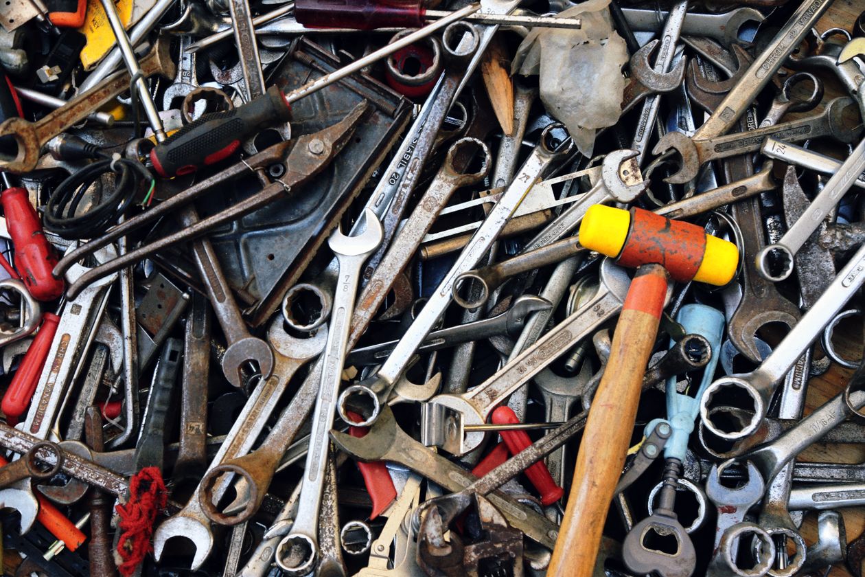 Boîte à outils avec clés et tournevis nécessaires pour régler et isoler des fenêtres