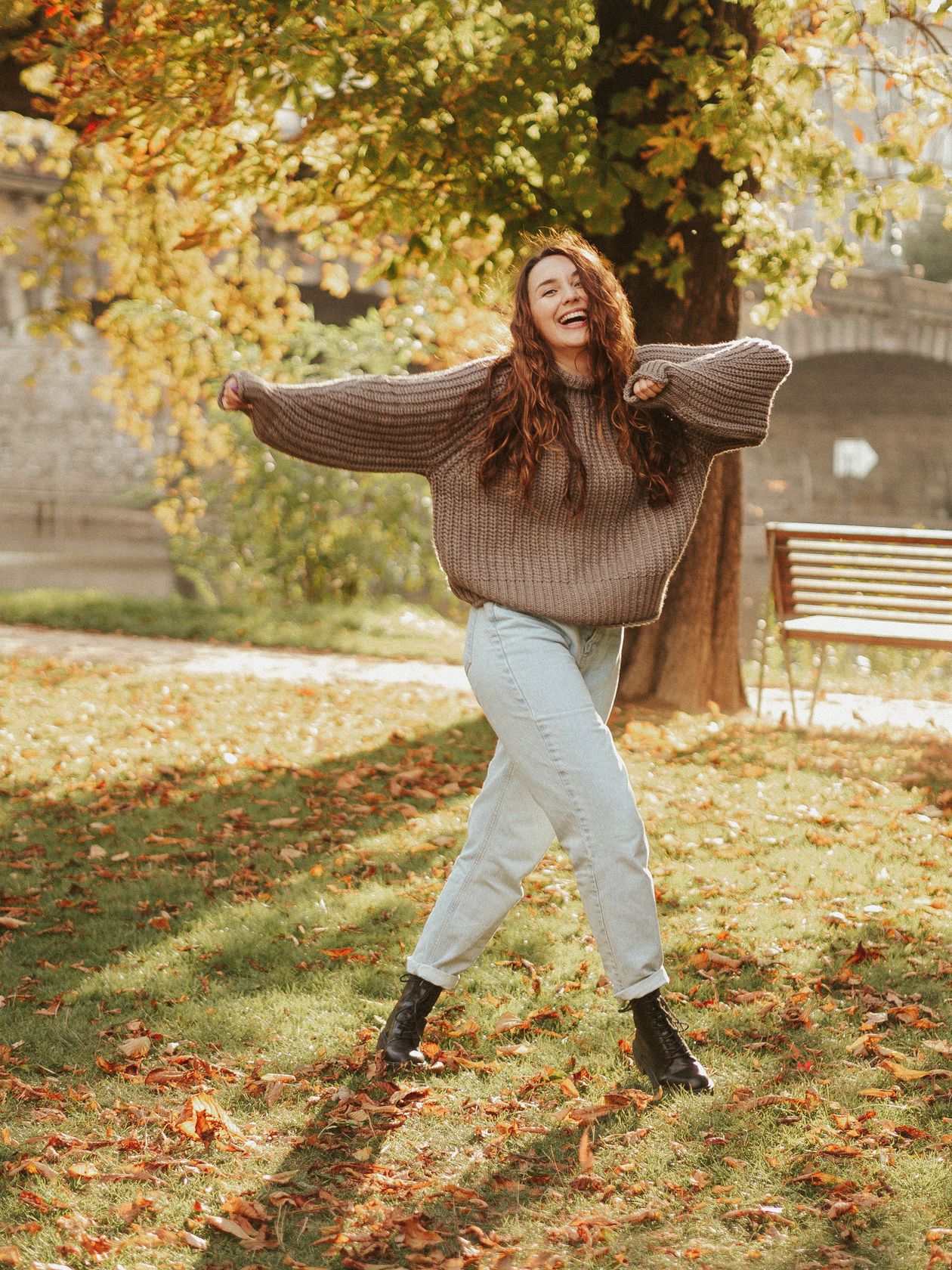 Femme en promenade lors d'une journée d'automne