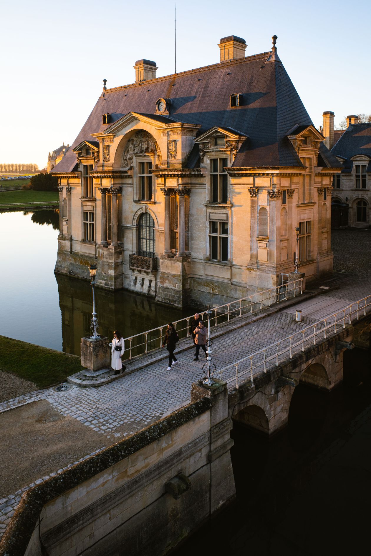 Façade d'un château français emblématique ouvert au public