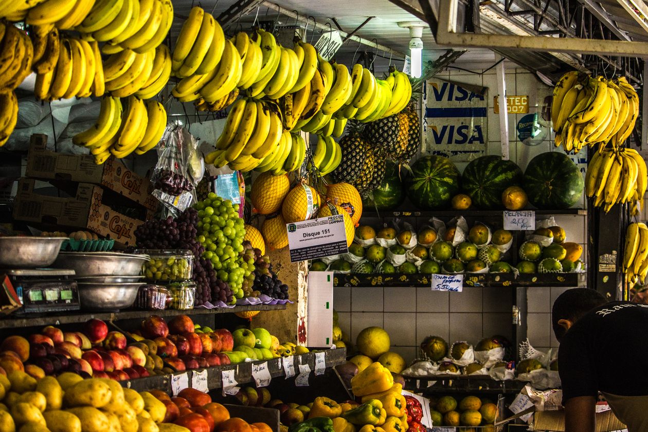 Étal de fruits colorés dans un marché, bananes et fruits tropicaux