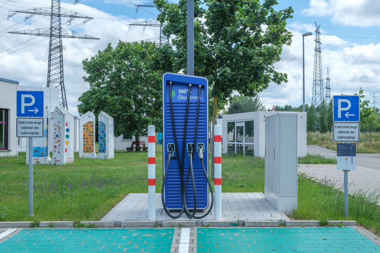 Câble de recharge branché sur une voiture électrique citadine