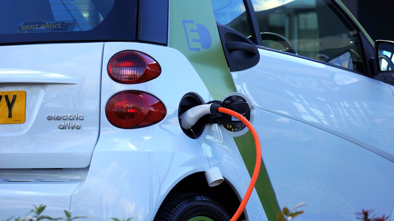 Borne de recharge électrique extérieure entourée de verdure