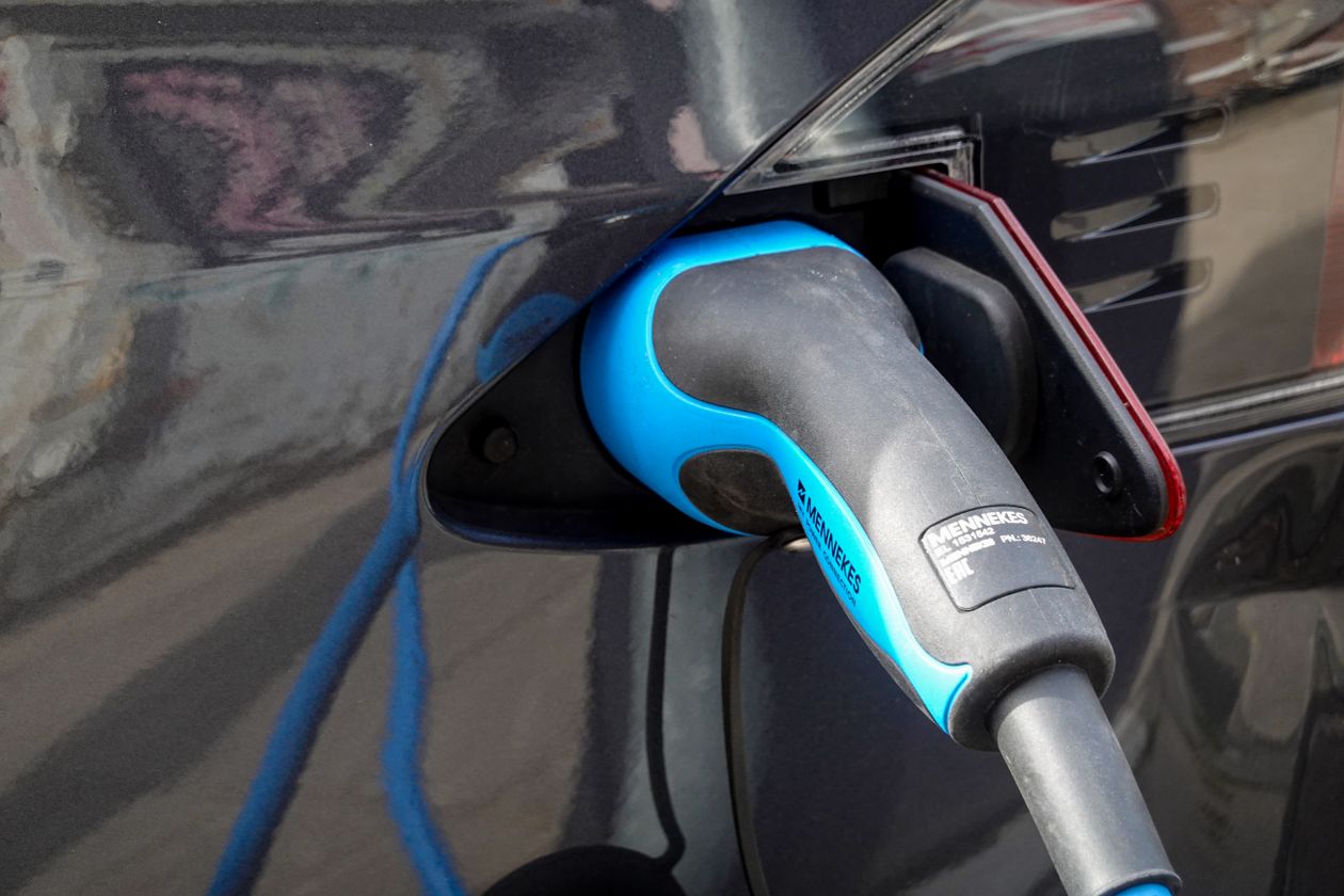 Connecteur de recharge type Mennekes branché sur une voiture électrique