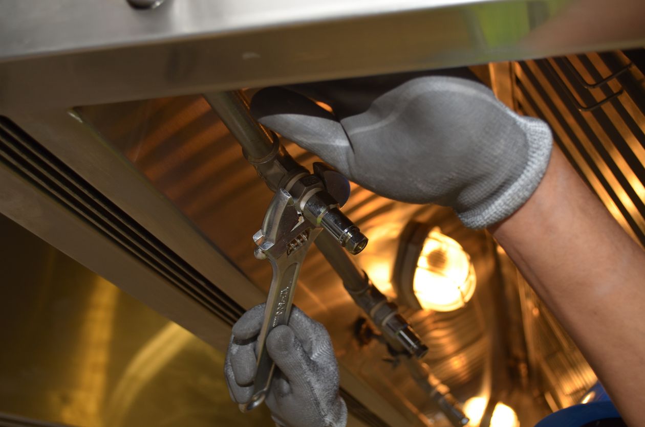 Technicien vérifiant les raccordements d'un appareil de chauffage au gaz