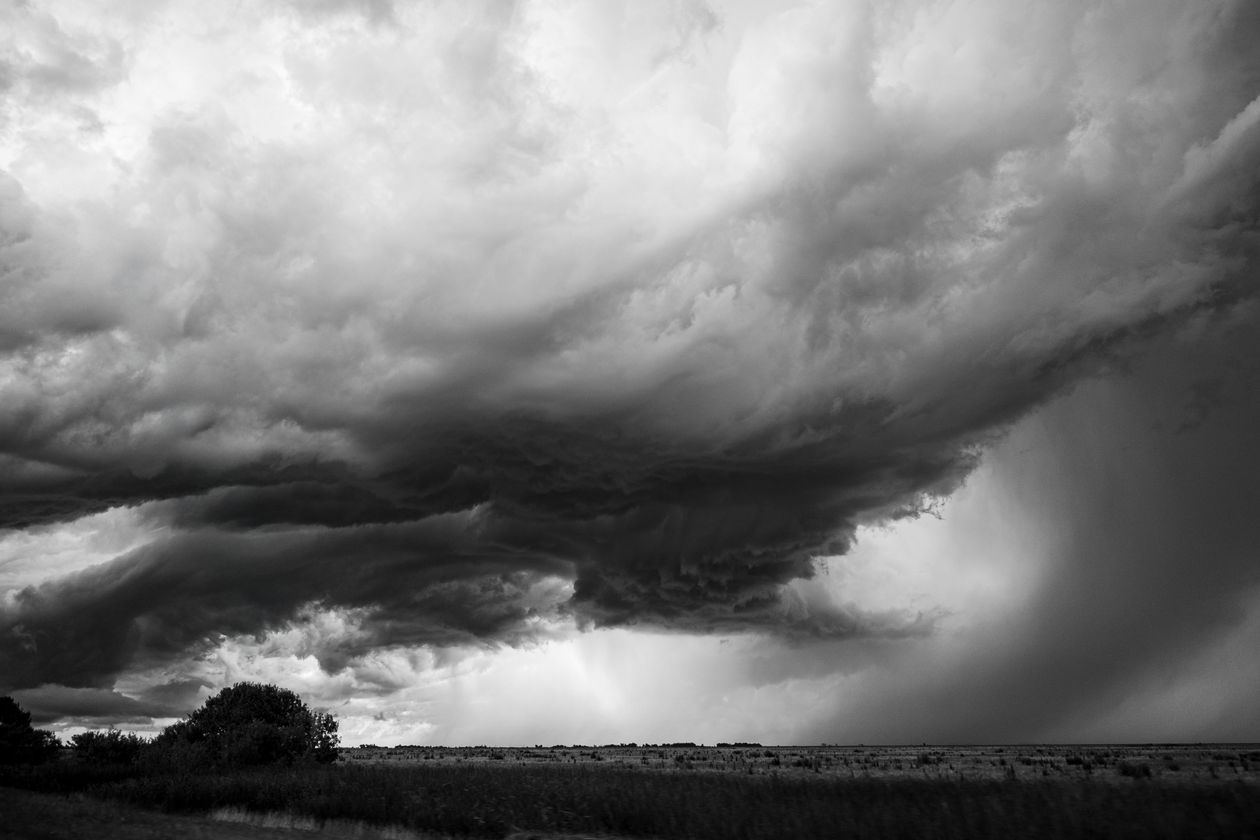 Comment Se Protéger Pendant une Tempête de Vent Violent : Guide Complet 2026