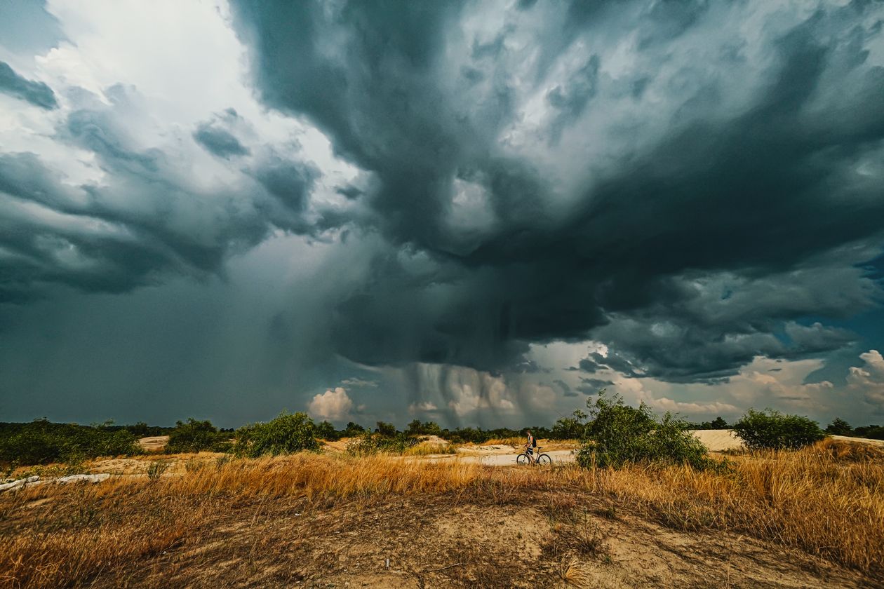 Ciel menaçant avant une tempête de vent violent