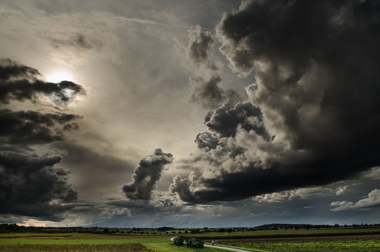 Nuages d'orage denses au-dessus d'une plaine pendant une tempête