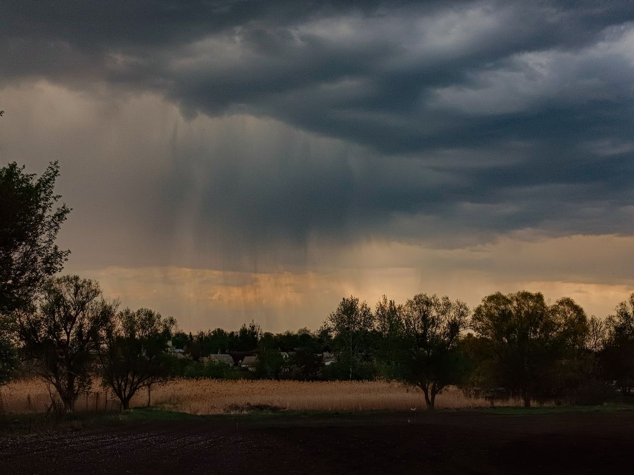 Averse violente sous un ciel orageux lors d'une tempête