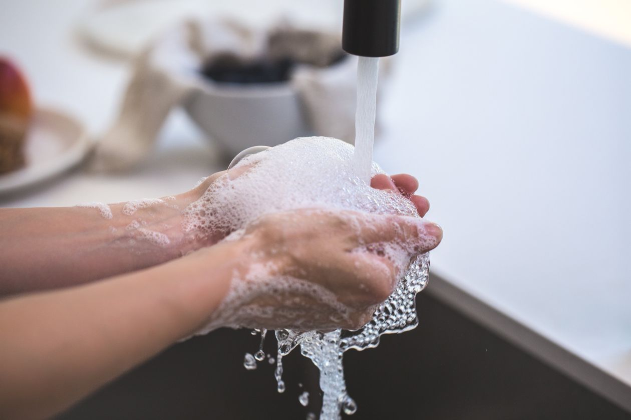 Lavage des mains au savon pour prévenir la transmission des virus respiratoires
