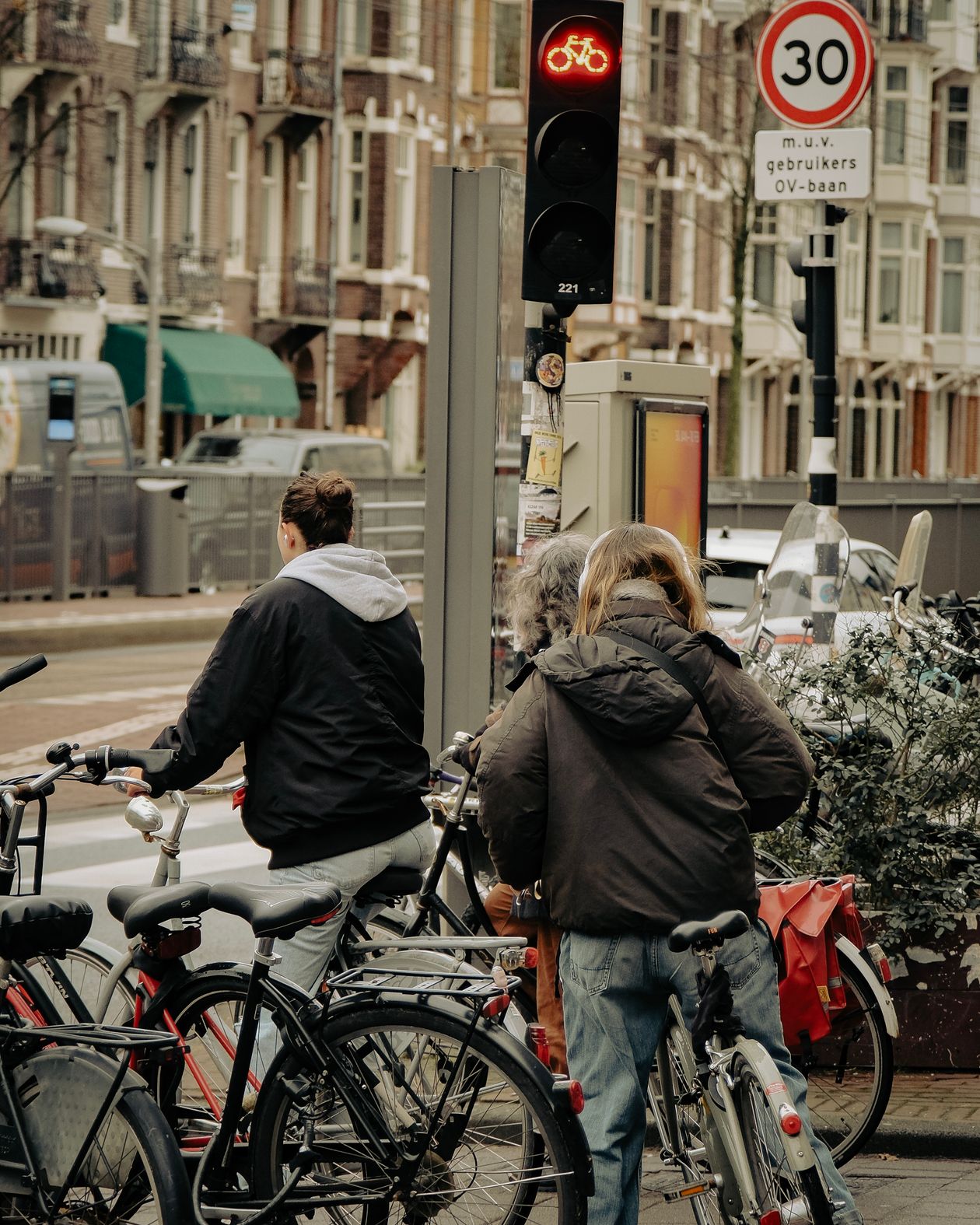 Cycliste se déplaçant en ville pour éviter les perturbations de transport