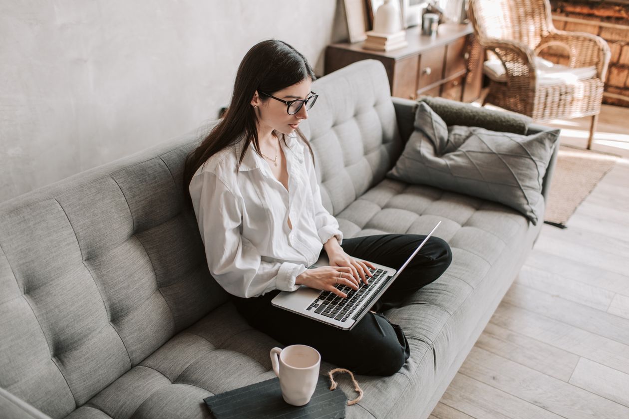 Personne travaillant depuis son domicile sur un ordinateur portable
