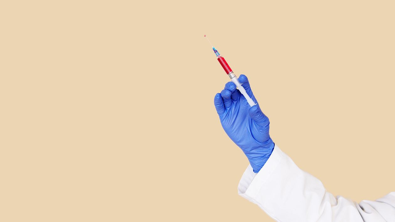 Professionnel de santé préparant une seringue pour une injection