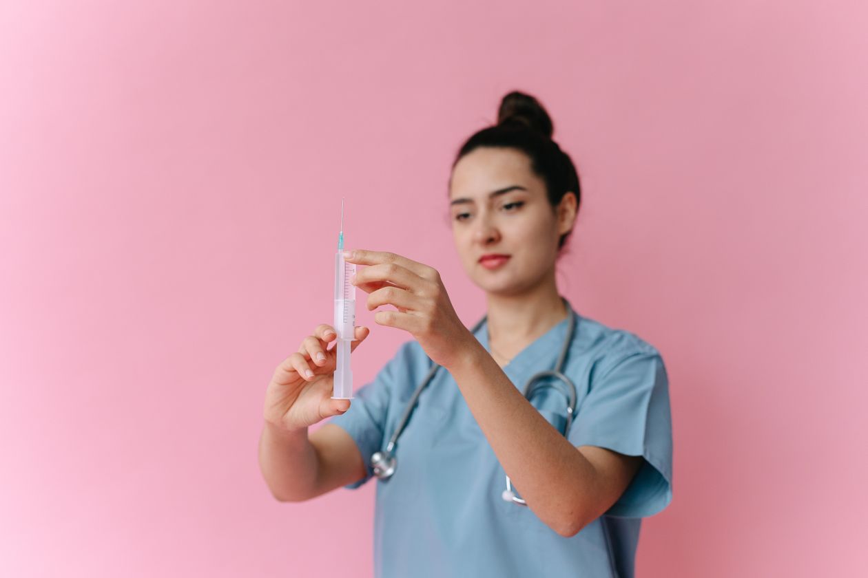 Professionnel de santé tenant une seringue prête pour la vaccination