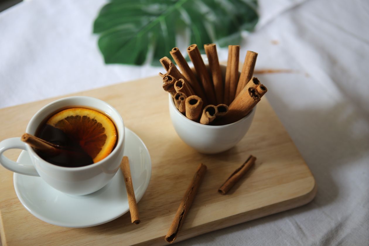 Tasse de thé citron et miel pour apaiser la gorge et favoriser l'hydratation