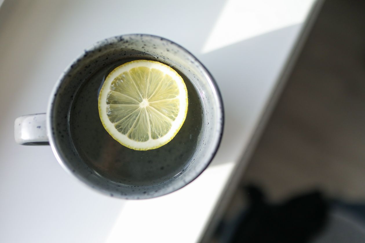 Tisane et citron pour renforcer l'immunité et prévenir le rhume