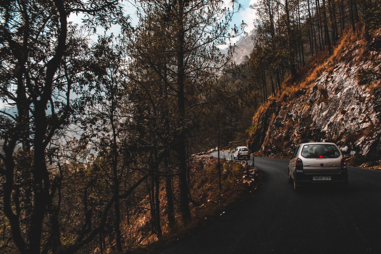 Route de campagne en automne pour un road trip pendant les vacances