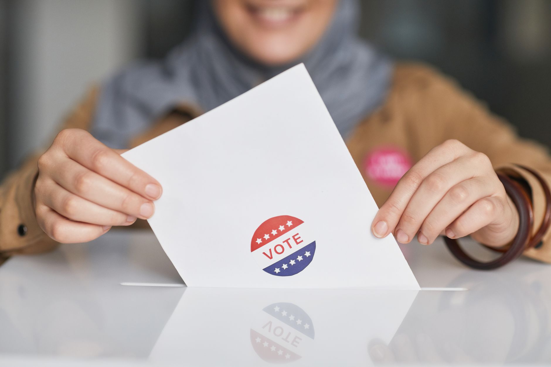 Processus de vote en France avec bulletin et urne électorale